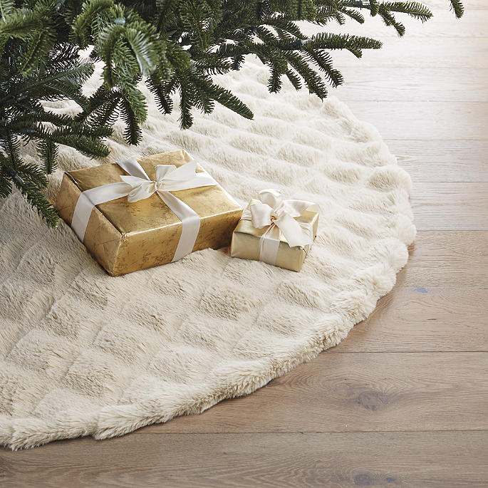 Luxury Faux Fur Sculpted Tree Skirt