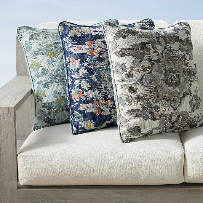 Cintra Medallion Indoor/Outdoor Pillow